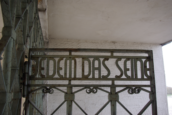 Das Bild zeigt den Spruch "Jedem das Seine" an der Eingangstür des Konzentrationslagers Buchenwald